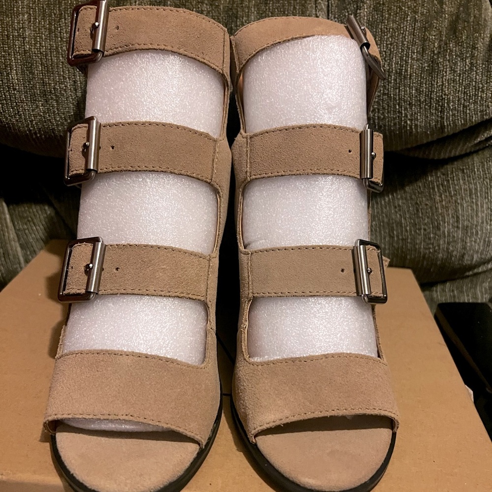 New women’s sandals heels. Size 7.5 - suede - tan